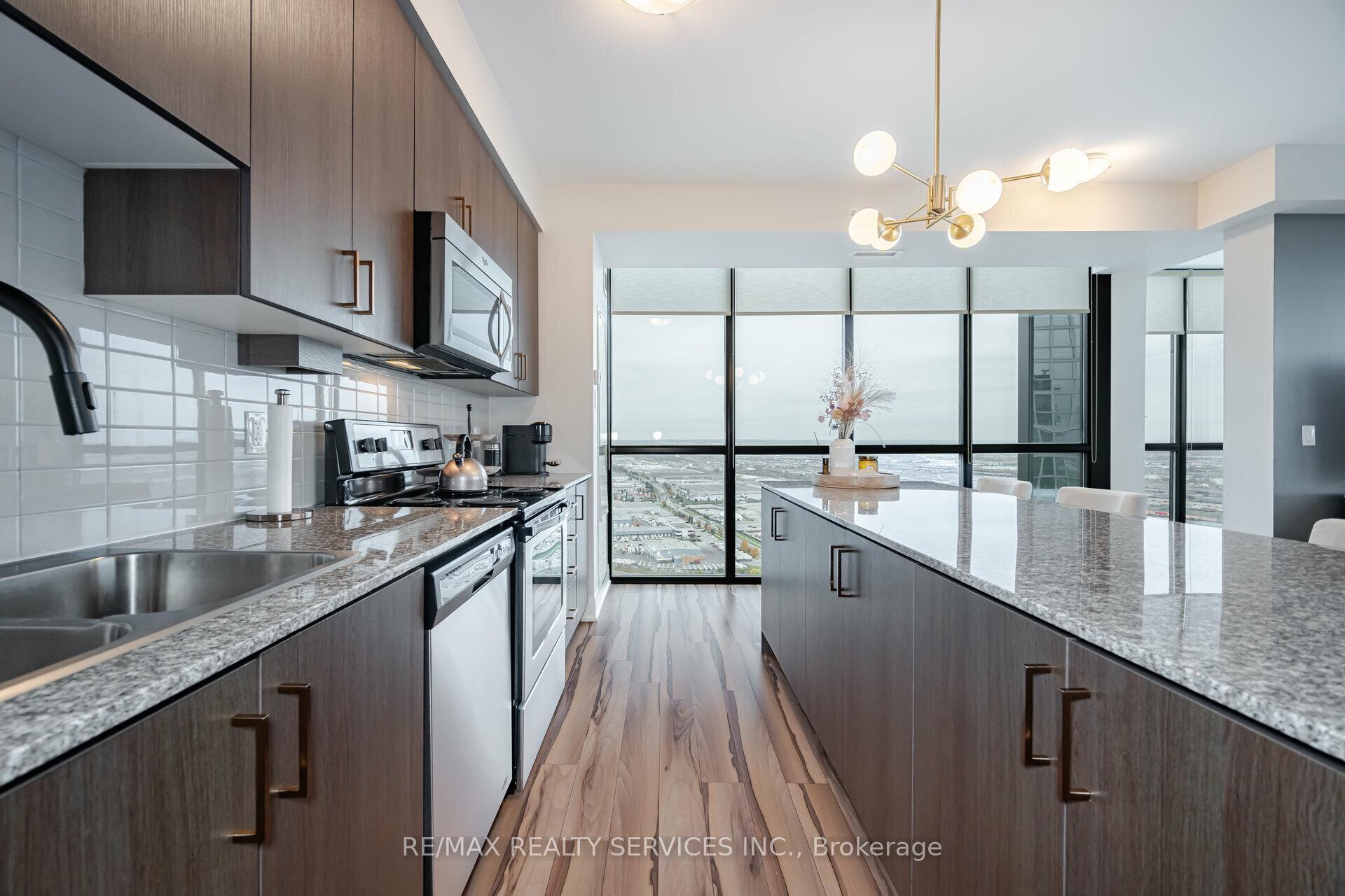 3 Bedrooms Condo at 2900 Highway 7, Vaughan For sale