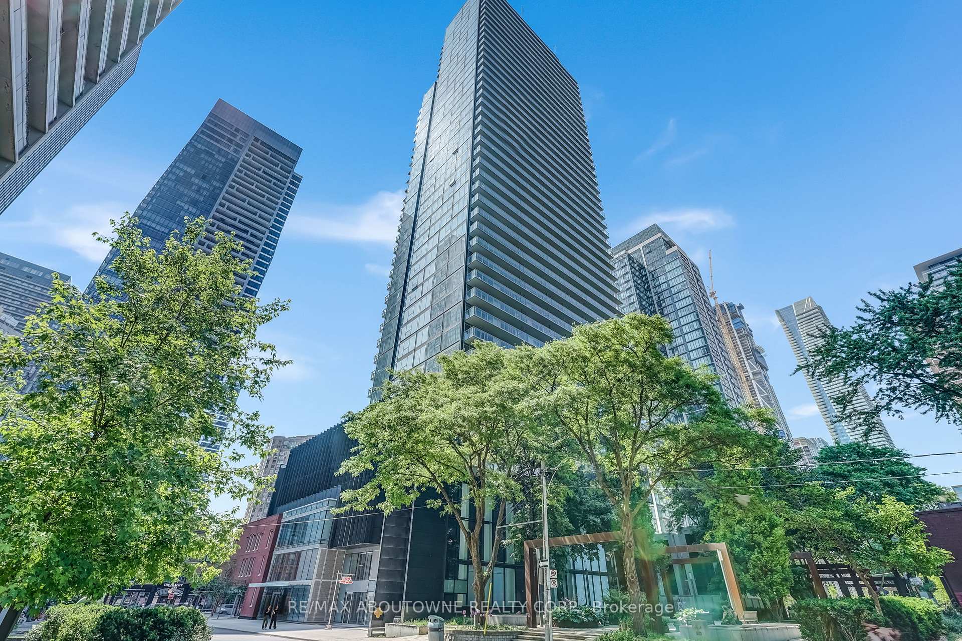 2 Bedrooms Condo at 3 Gloucester, Toronto For sale