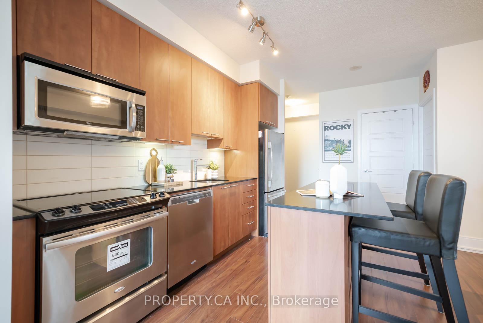 2 Bedrooms Condo at 15 Viking, Toronto For sale