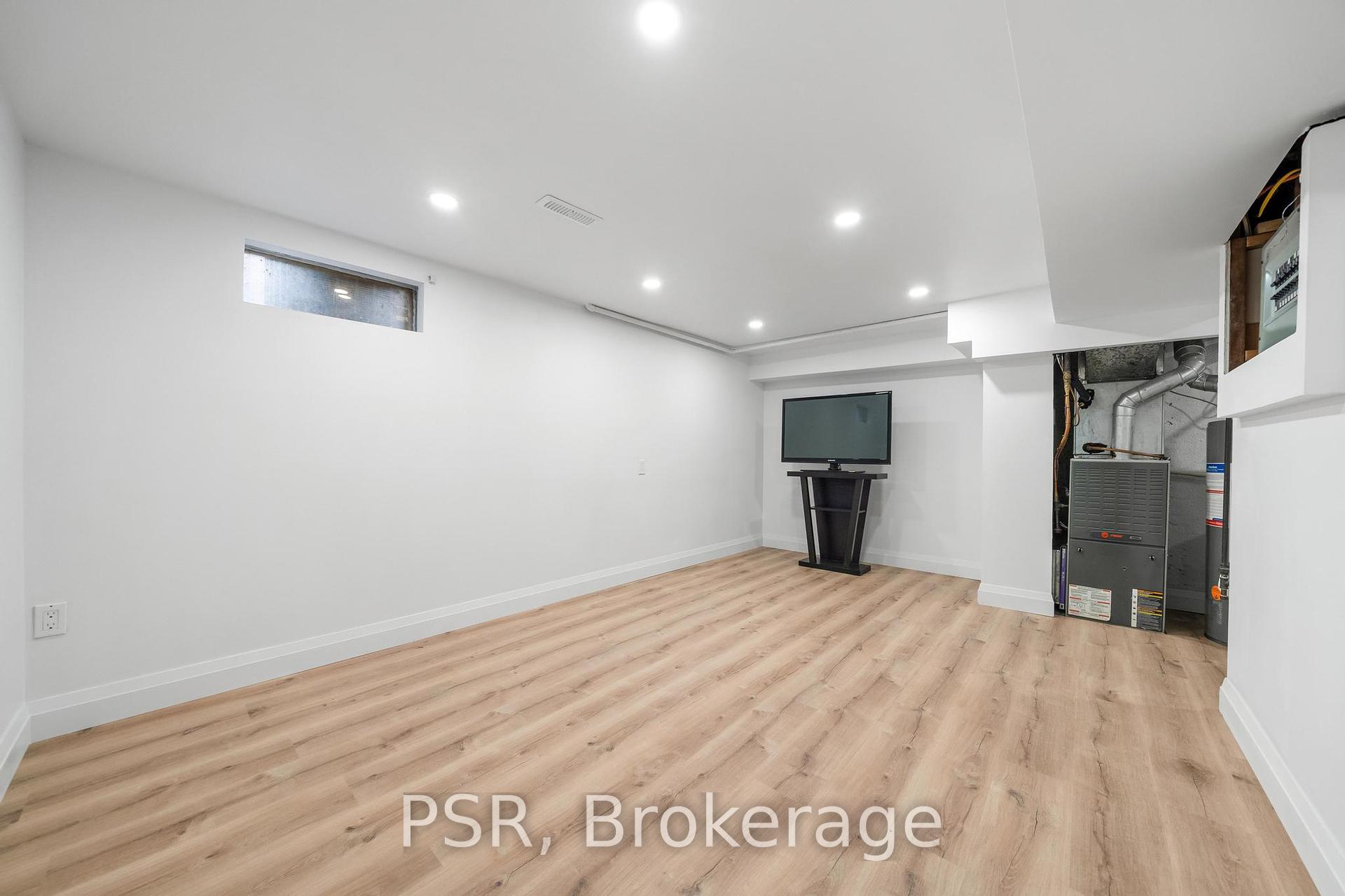 3 Bedrooms Condo at 10 Angus, Hamilton For sale
