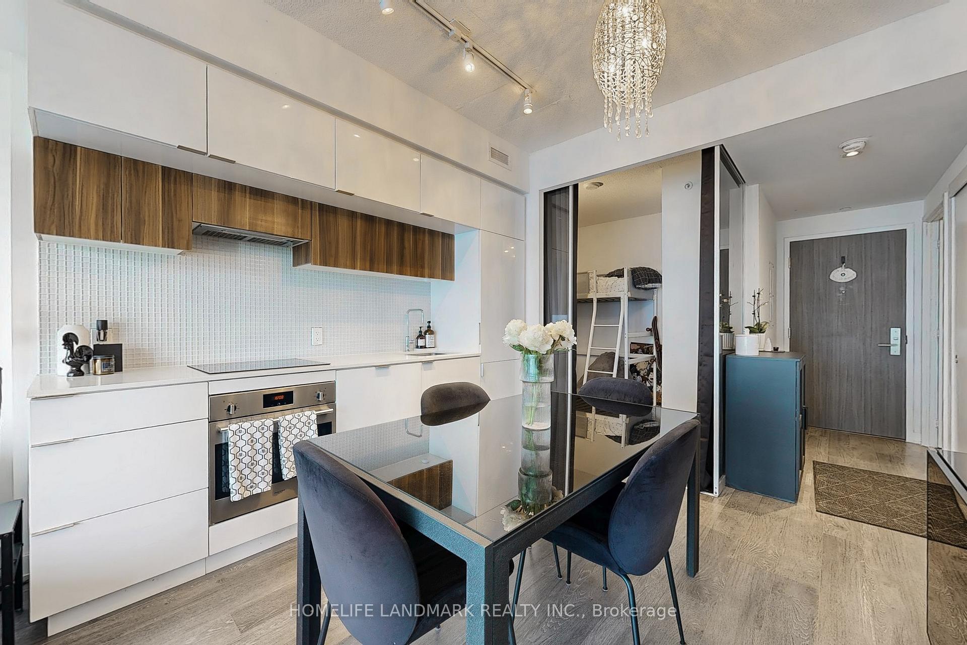 2 Bedrooms Condo at 185 Roehampton, Toronto For sale