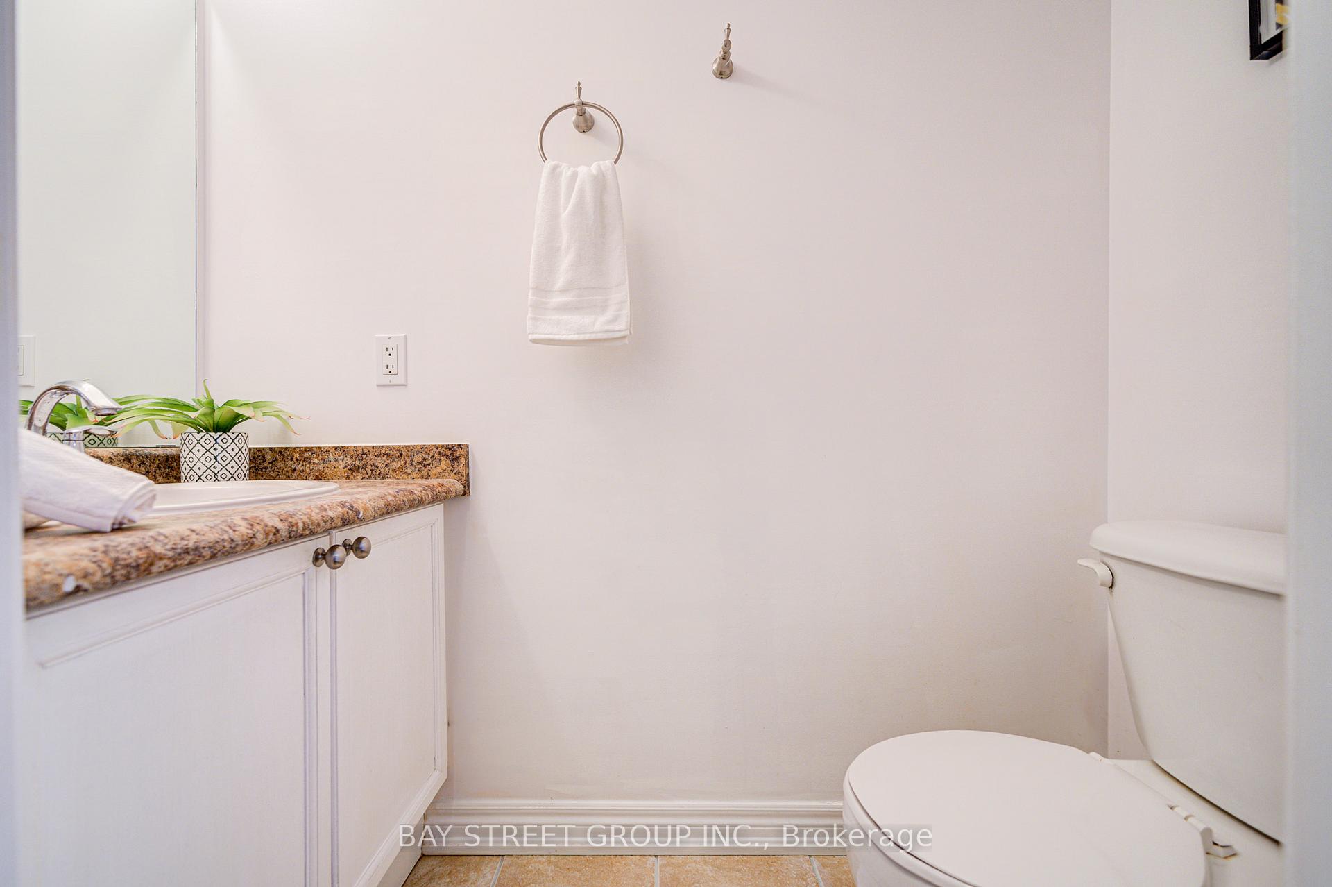 2 Bedrooms Condo at 1085 Harrogate, Hamilton For sale