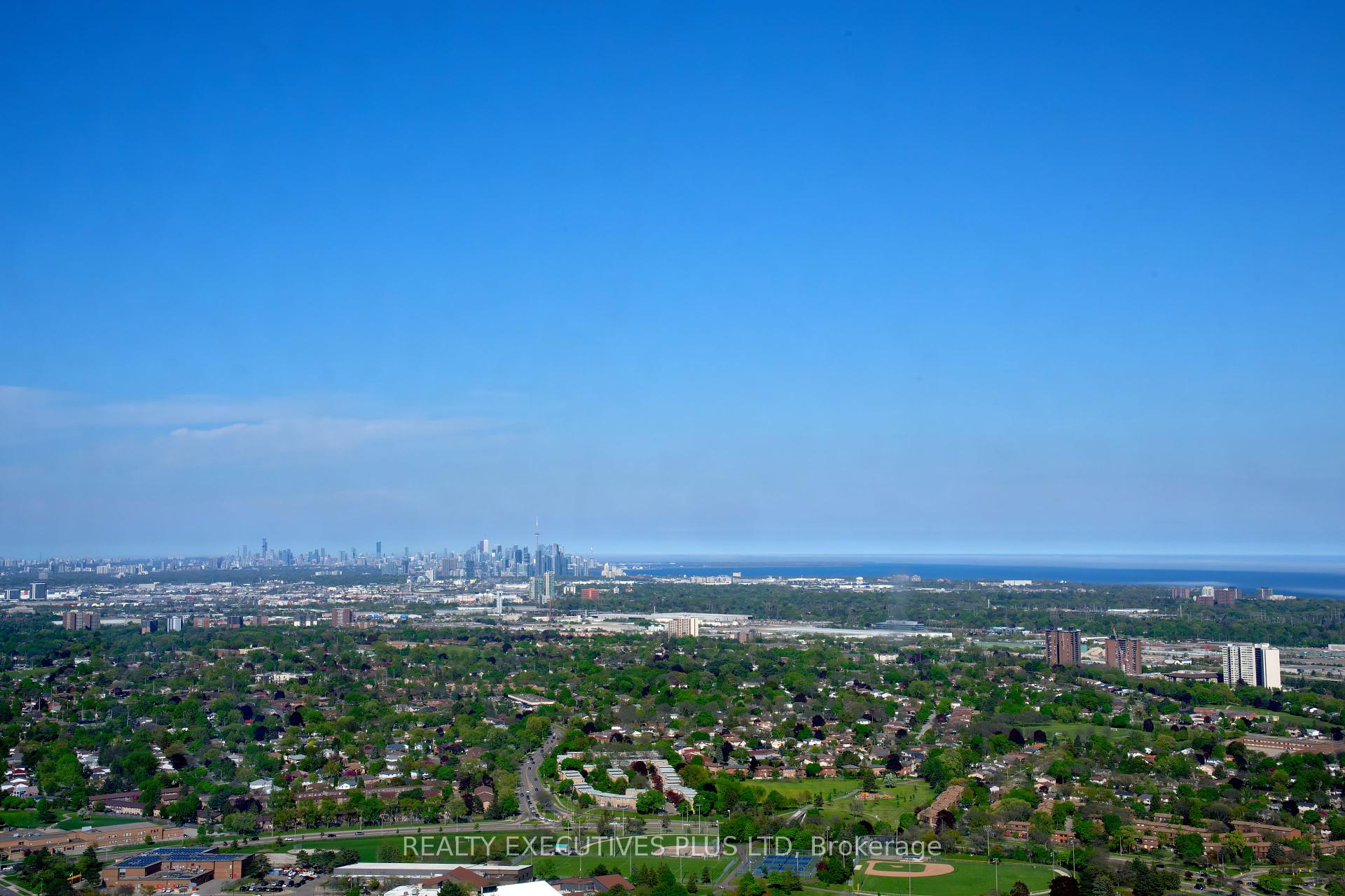3 Bedrooms Condo at 60 Absolute, Mississauga For sale