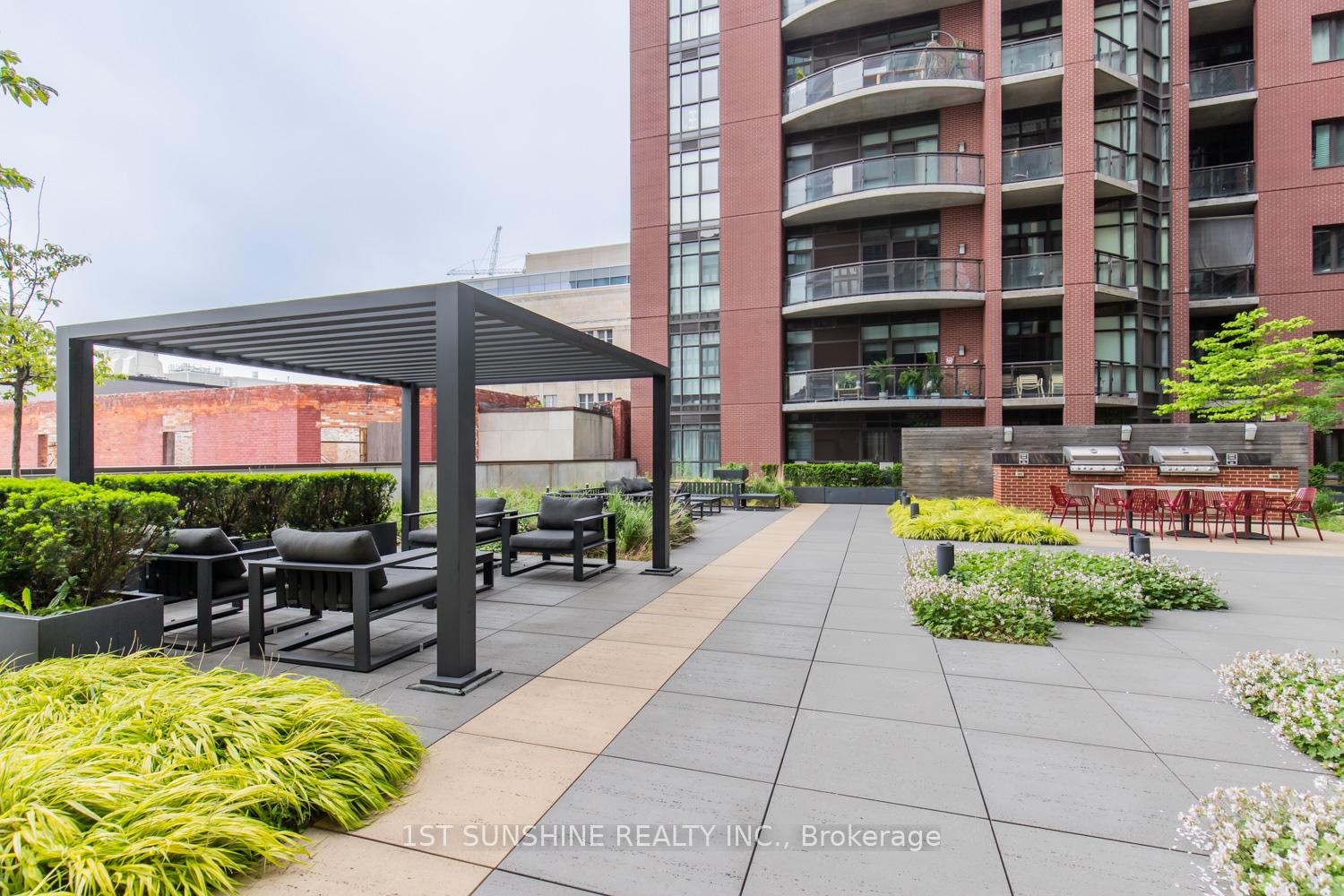 2 Bedrooms Condo at 112 King, Hamilton For sale