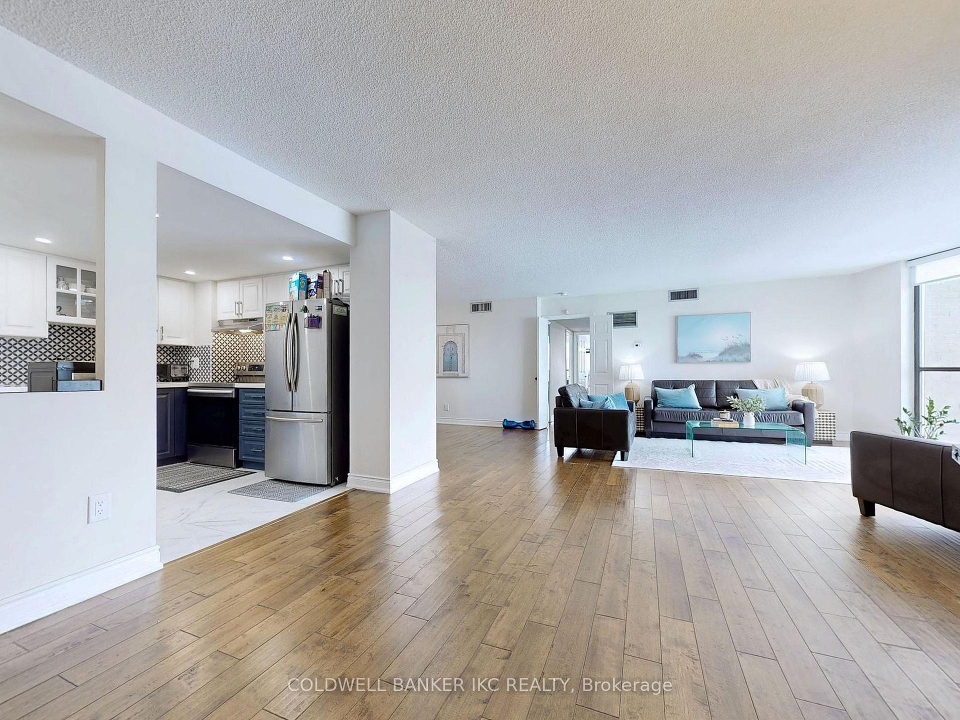 3 Bedrooms Condo at 4235 Sherwoodtowne, Mississauga For sale