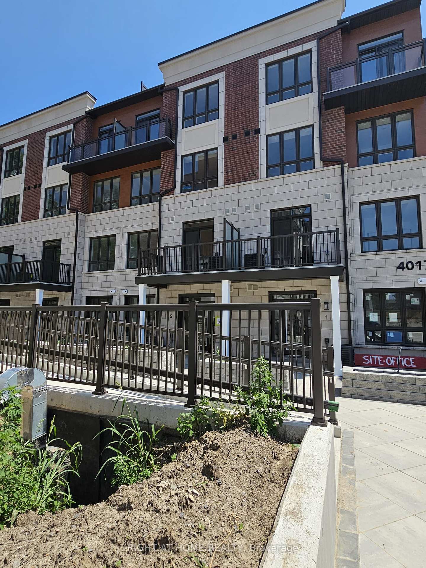 3 Bedrooms Condo at 4017 Hickory, Mississauga For sale