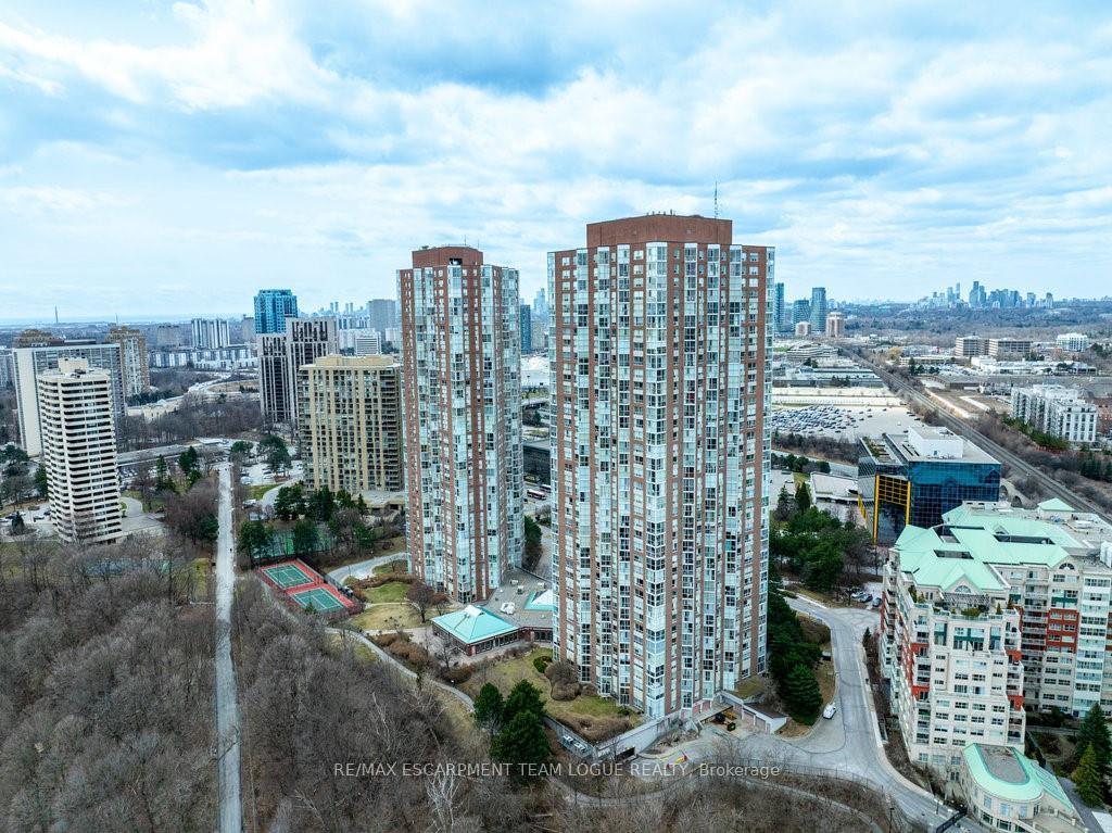 3 Bedrooms Condo at 7 Concorde, Toronto For sale