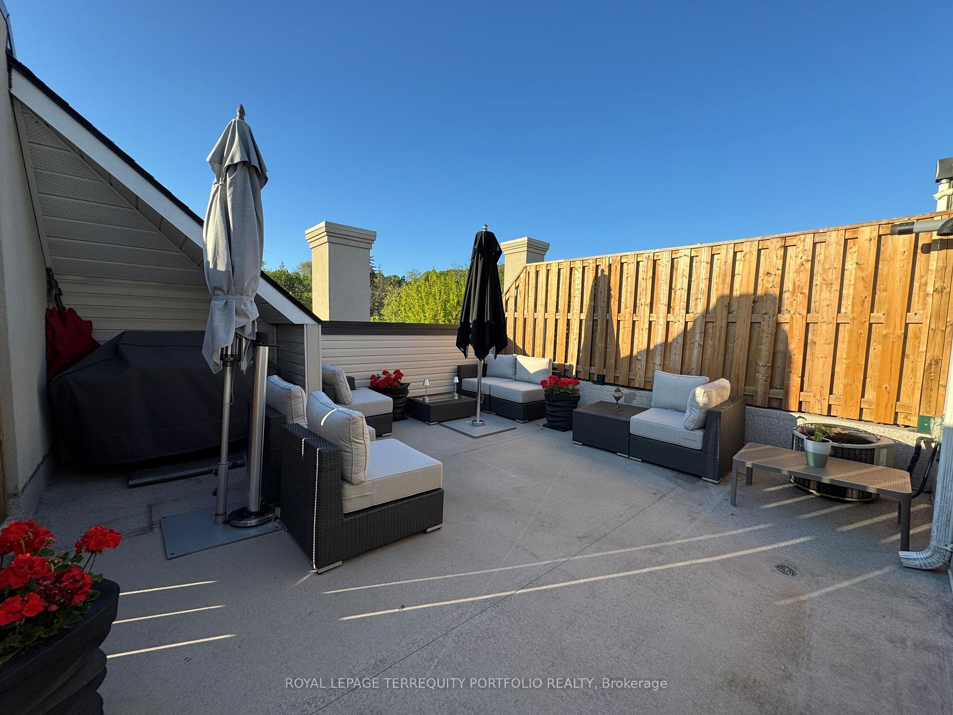 4 Bedrooms Condo at 51 York Mills, Toronto For sale
