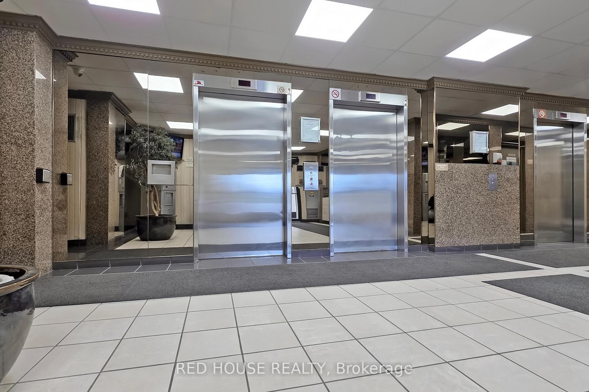 2 Bedrooms Condo at 10 Markbrook,  Toronto For sale
