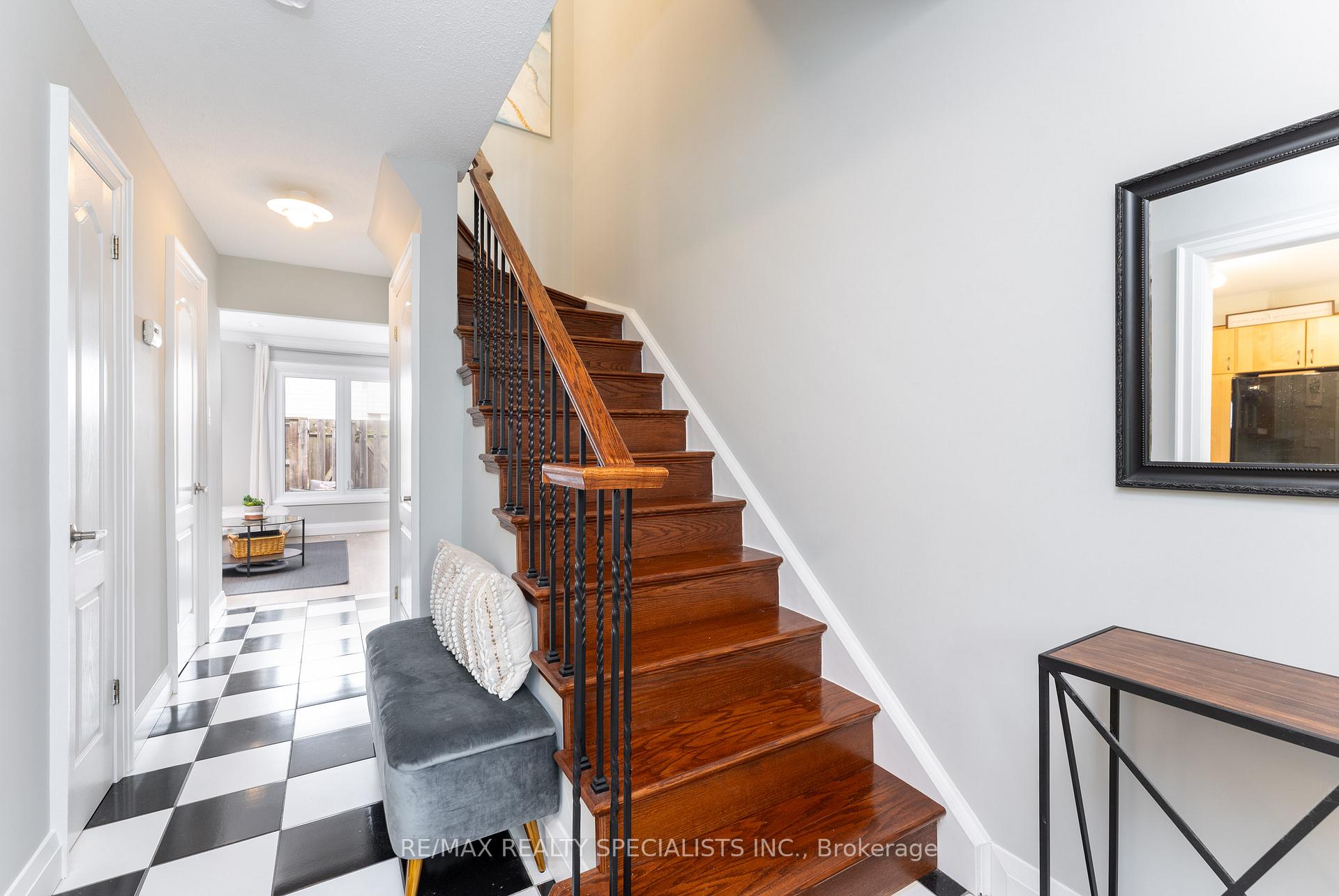 4 Bedrooms Condo at 2230 Upper Middle, Burlington For sale