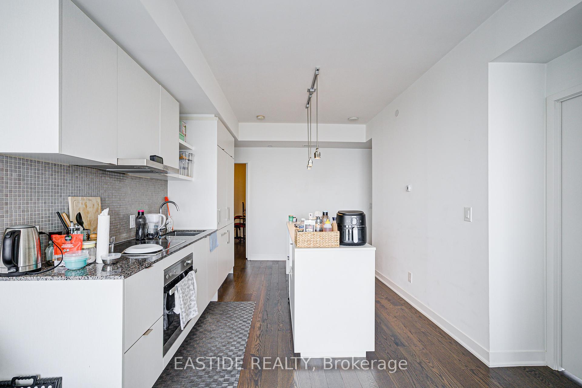 2 Bedrooms Condo at 88 Harbour, Toronto For sale