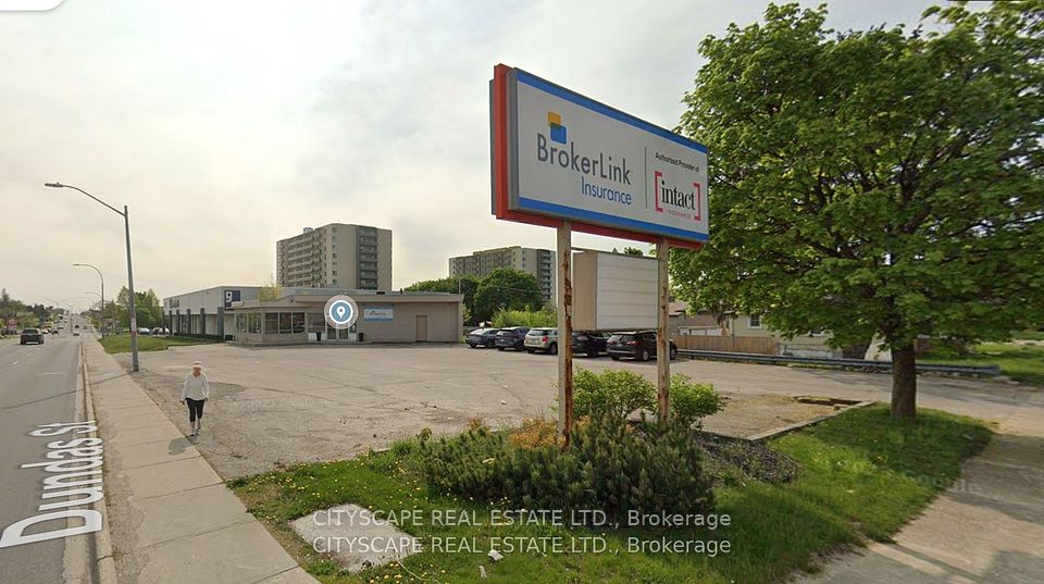 896 Dundas