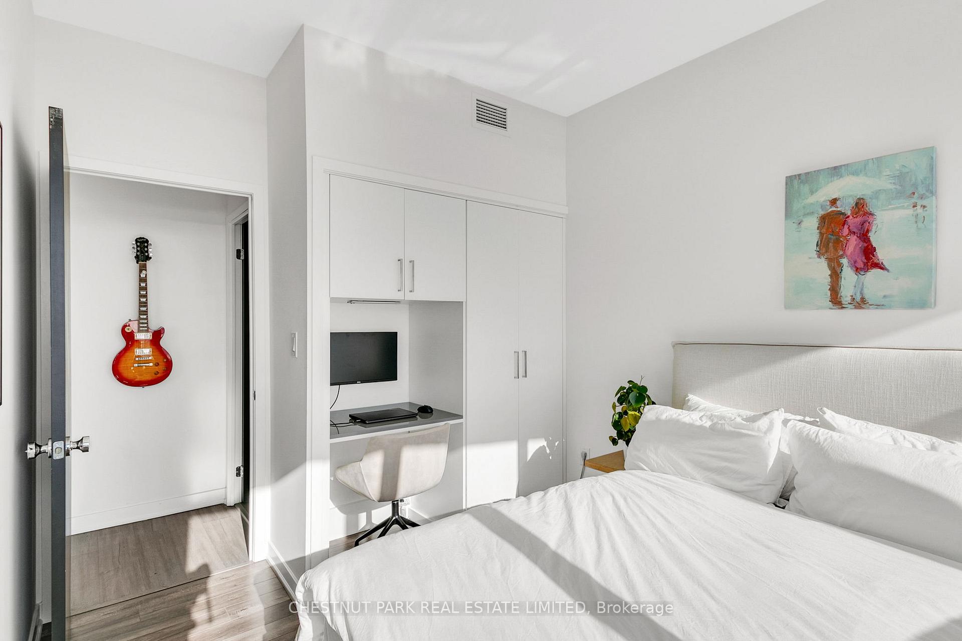3 Bedrooms Condo at 25 Capreol, Toronto For sale