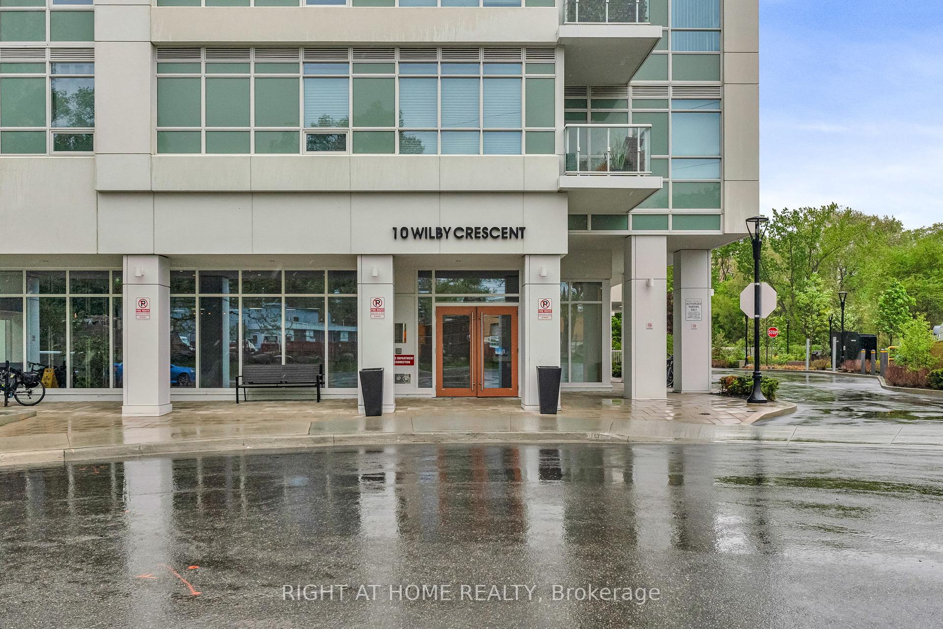 2 Bedrooms Condo at 10 Wilby, Toronto For sale