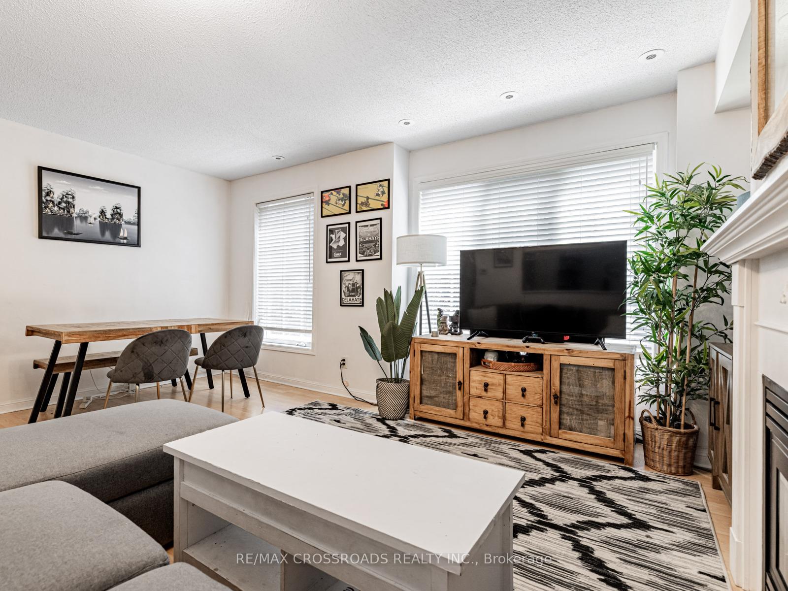 2 Bedrooms Condo at 5 Everson, Toronto For sale