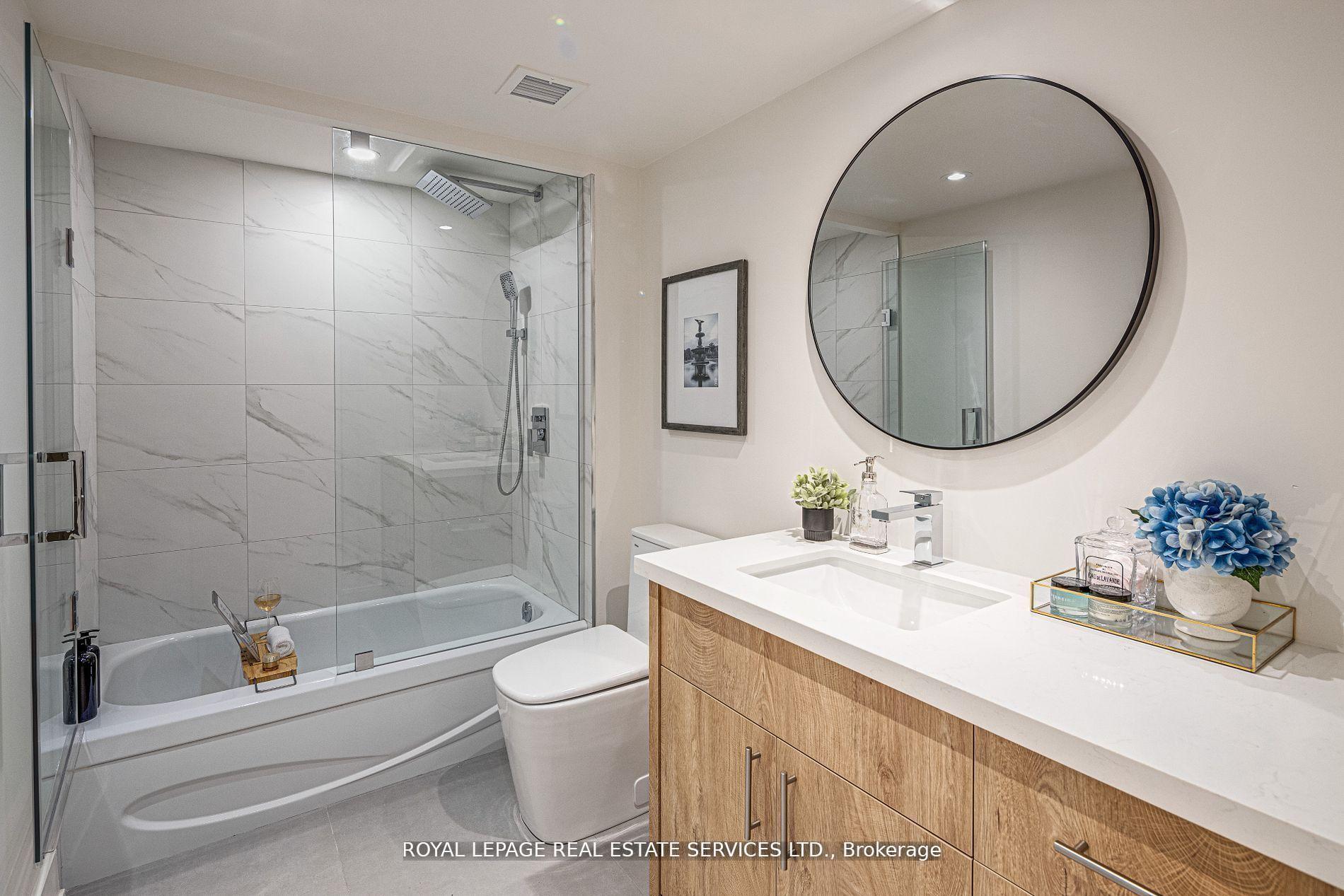 2 Bedrooms Condo at 175 Cumberland, Toronto For sale