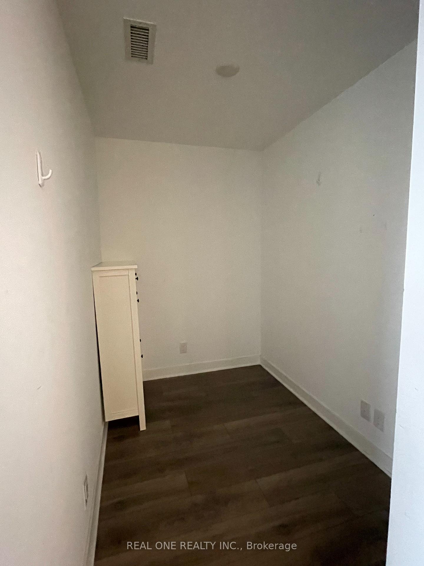 2 Bedrooms Condo at 15 Grenville, Toronto For sale