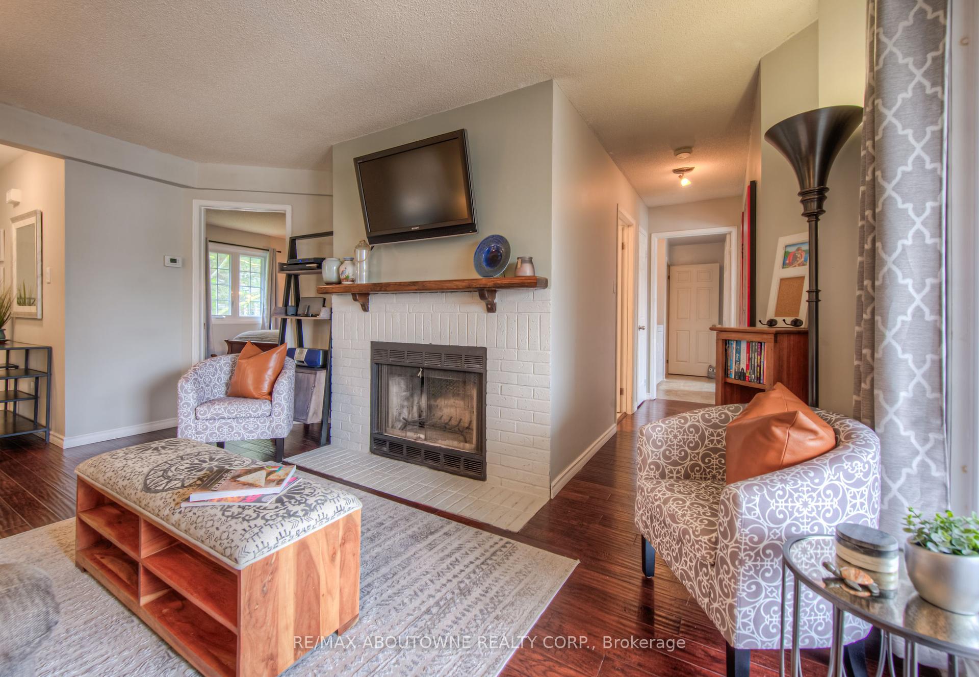 2 Bedrooms Condo at 2110 Cleaver, Burlington For sale