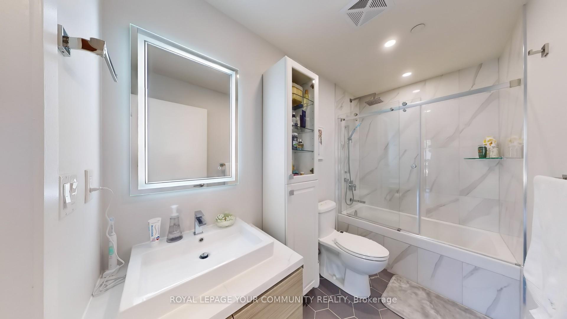 2 Bedrooms Condo at 111 Bathurst, Toronto For sale