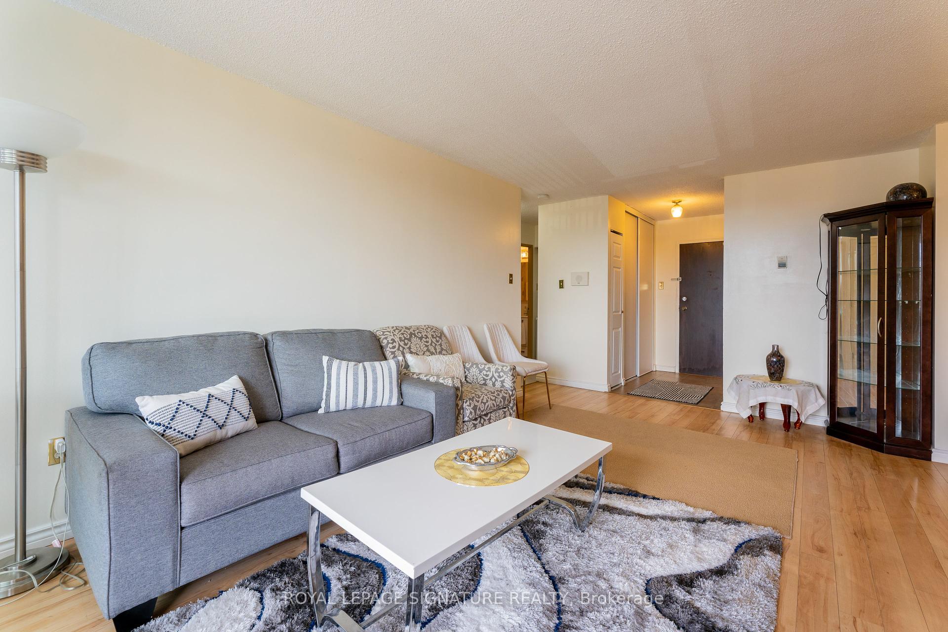 2 Bedrooms Condo at 15 Torrance, Toronto For sale