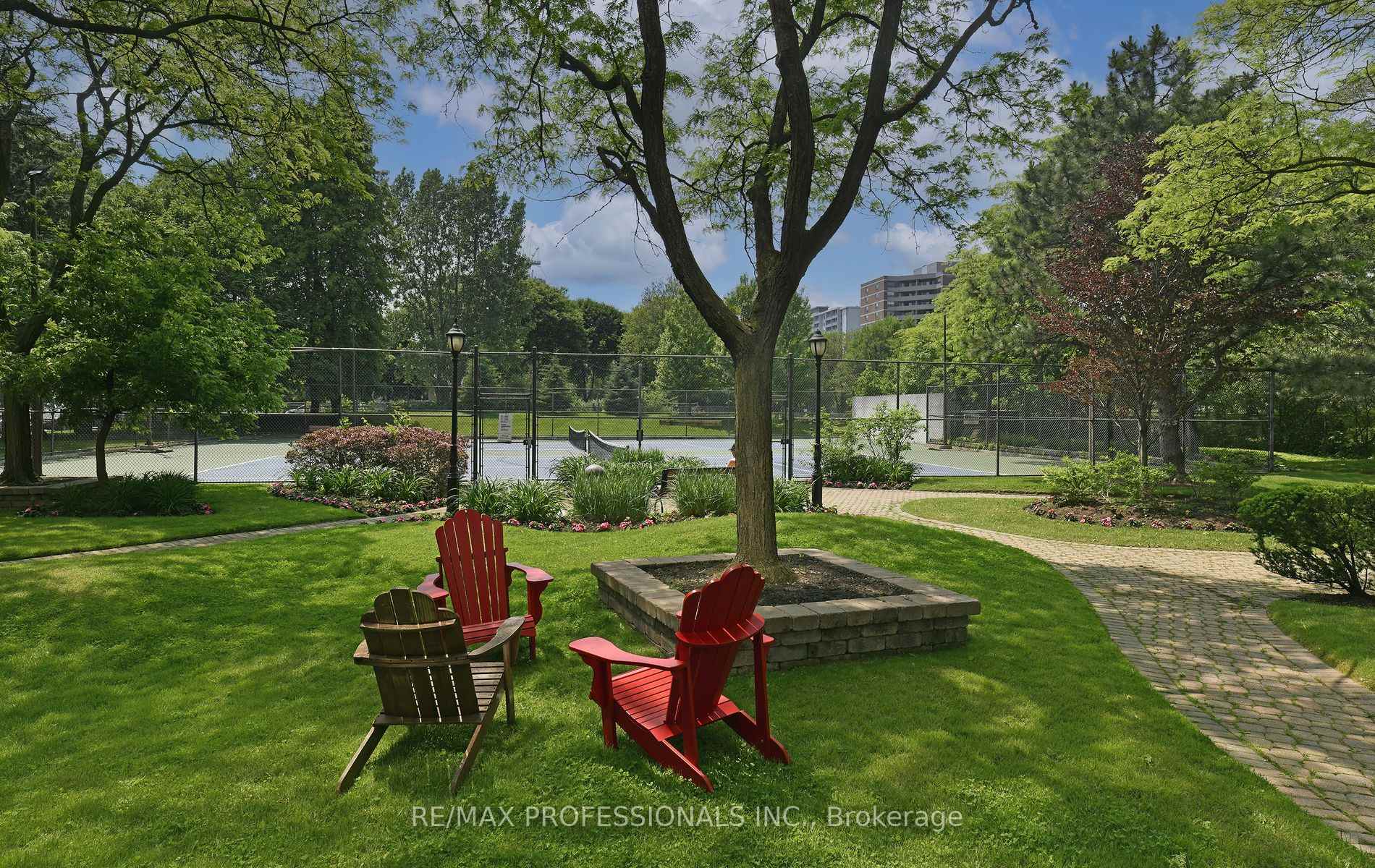3 Bedrooms Condo at 40 Richview, Toronto For sale
