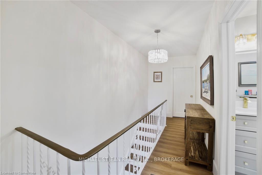 2 Bedrooms Condo at 621 Francis, Burlington For sale