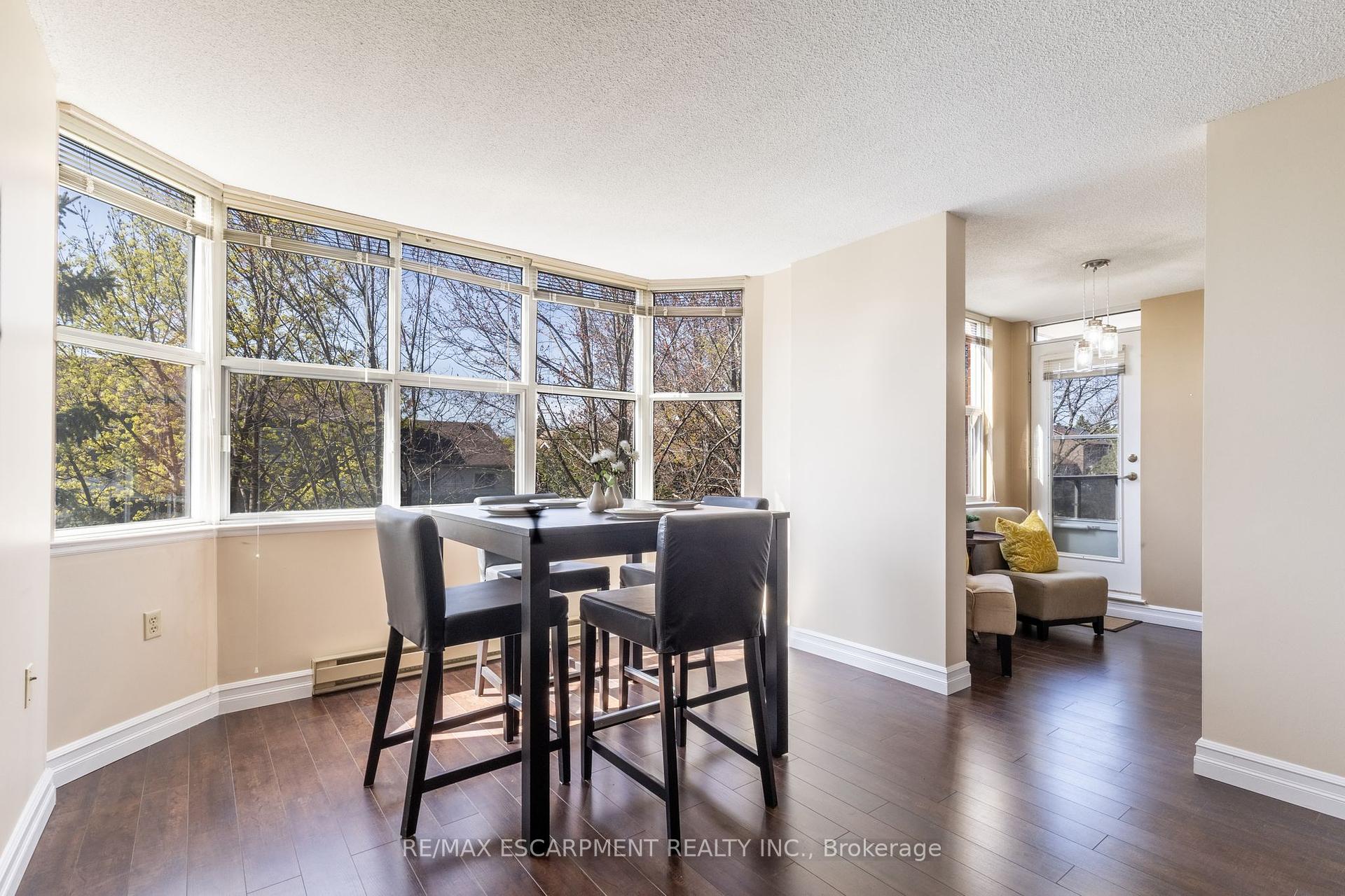 2 Bedrooms Condo at 2199 Sixth,  Oakville For sale