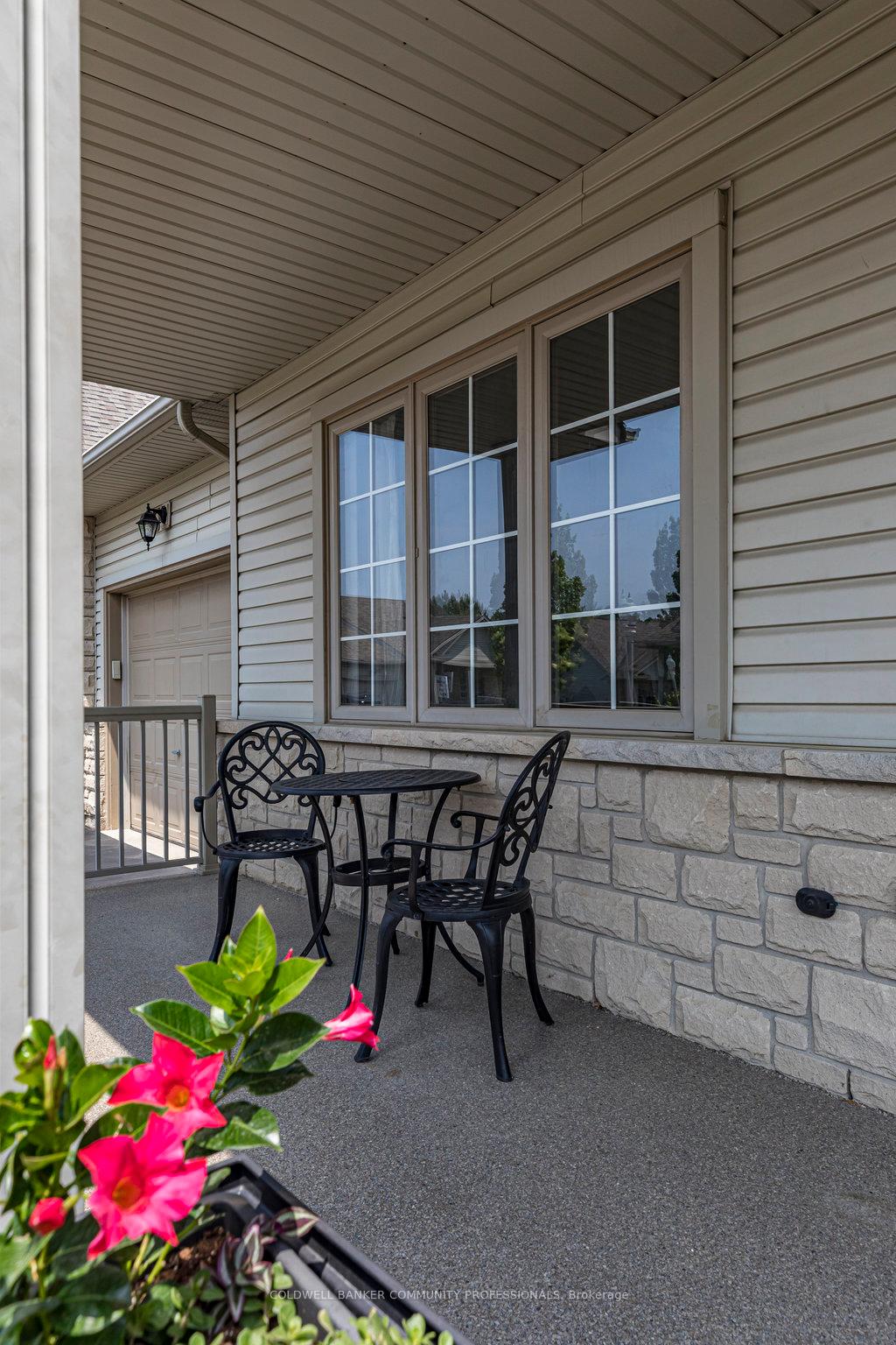 2 Bedrooms Condo at 130 Southbrook, Hamilton For sale