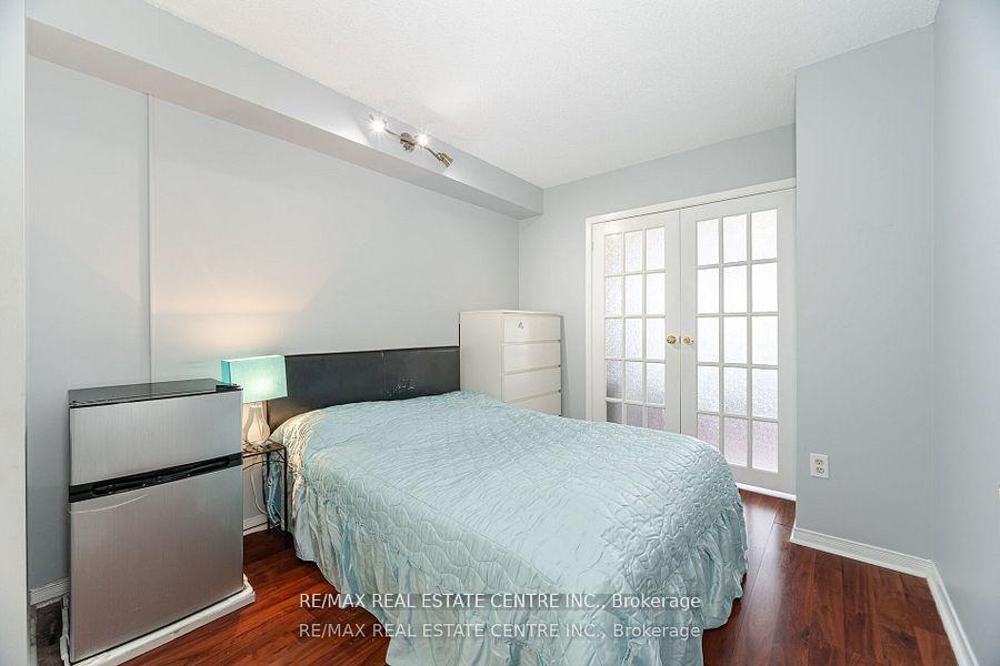 3 Bedrooms Condo at 250 Webb, Mississauga For sale