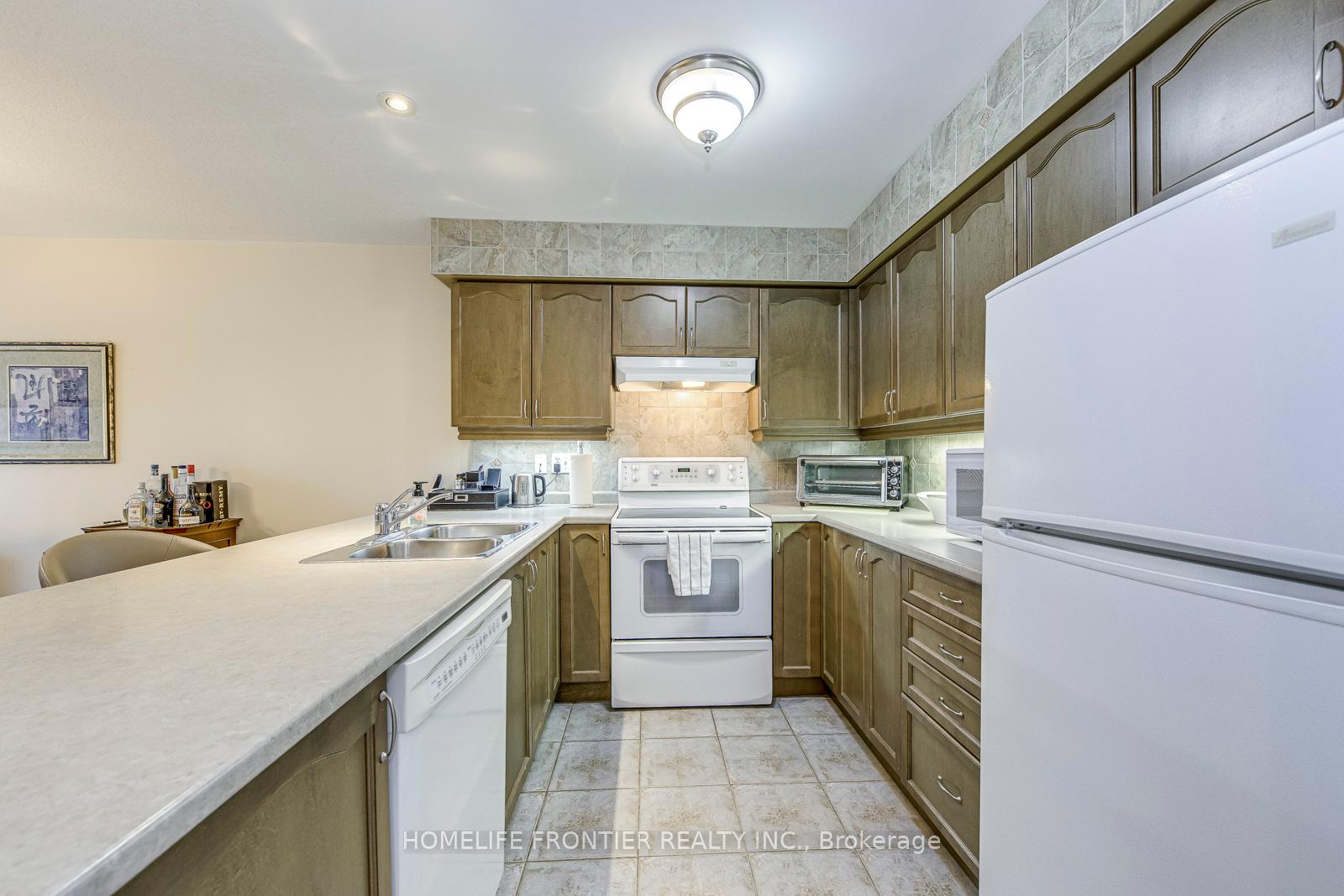 4 Bedrooms Condo at 90 Oakhampton,  Hamilton For sale