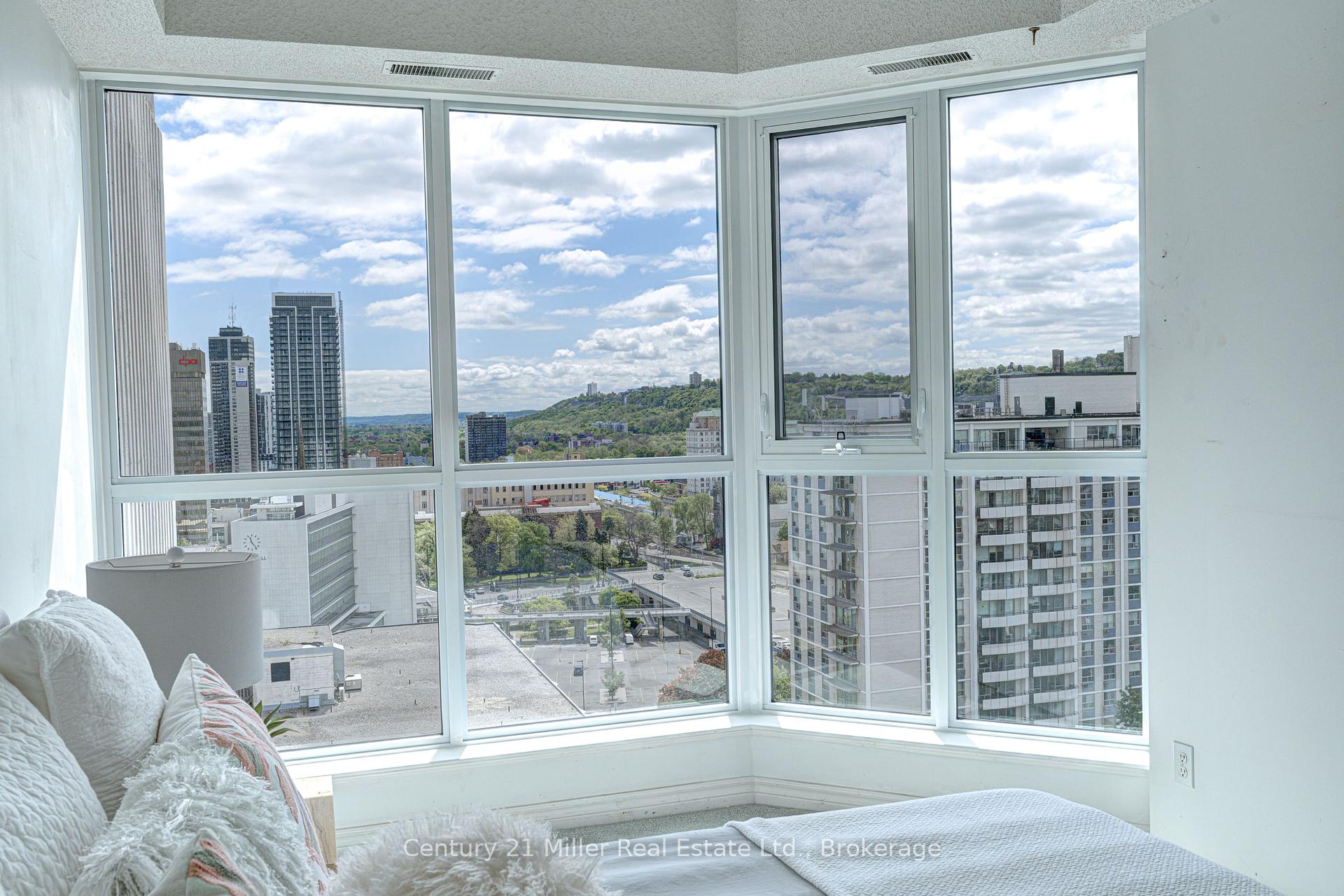 2 Bedrooms Condo at 67 Caroline, Hamilton For sale
