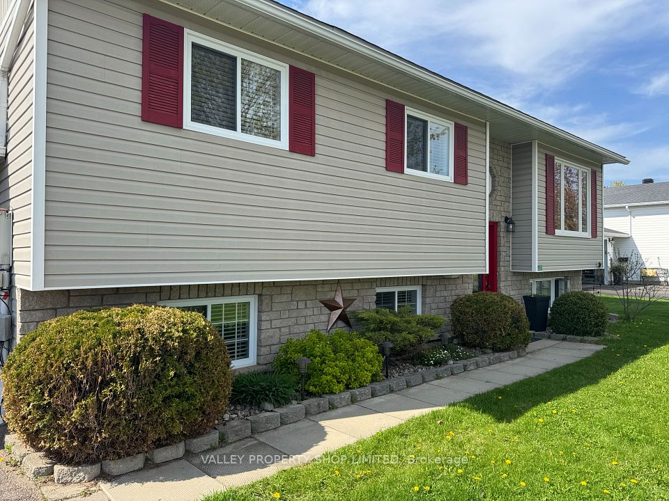 612 Moss Drive, Pembroke, ON K8A 3Y9