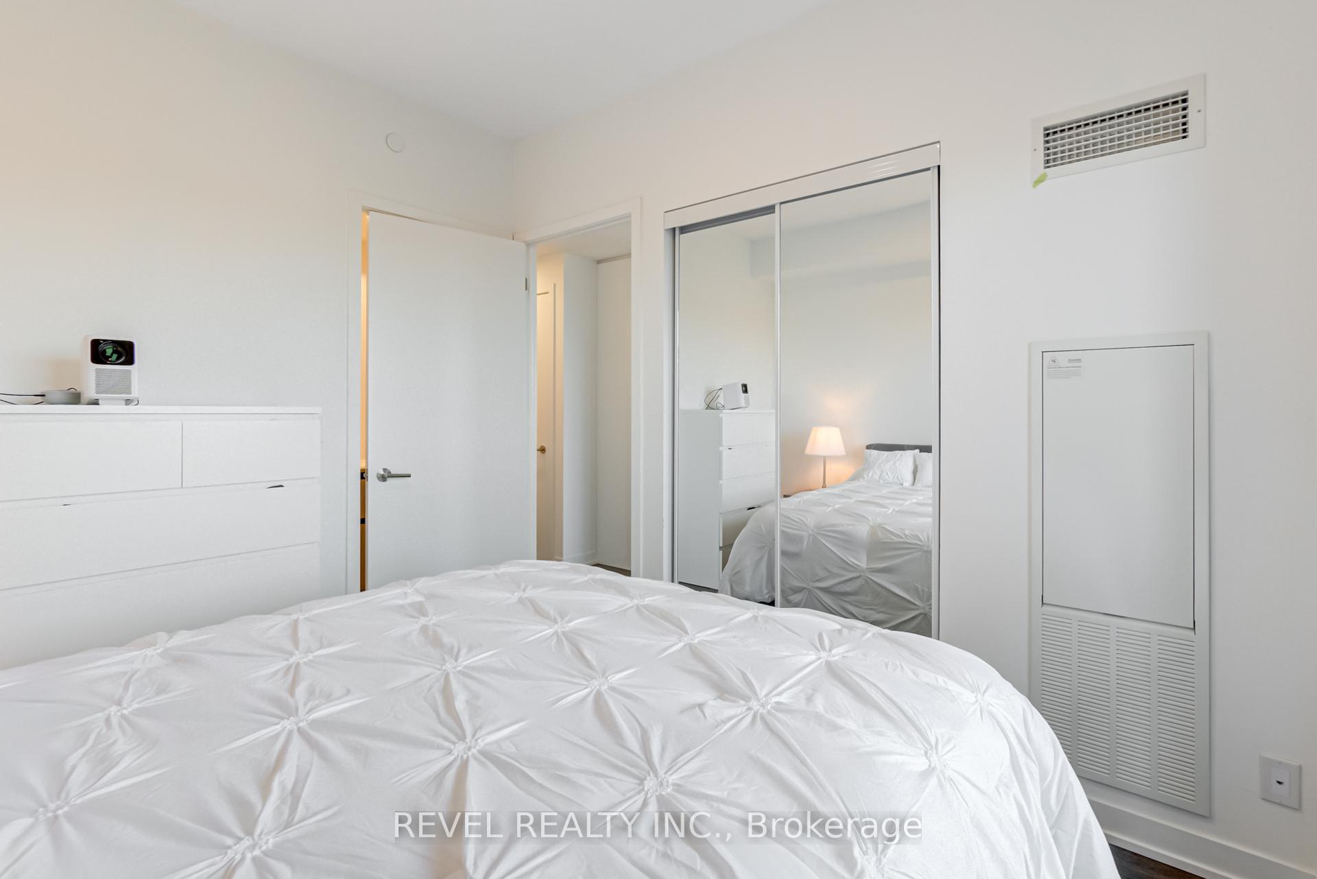2 Bedrooms Condo at 7950 Bathurst, Vaughan For sale