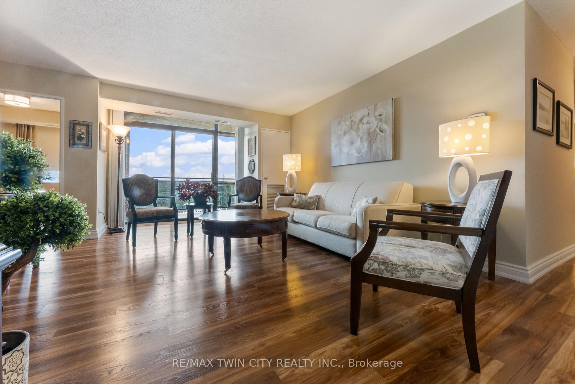 2 Bedrooms Condo at 301 Frances, Hamilton For sale