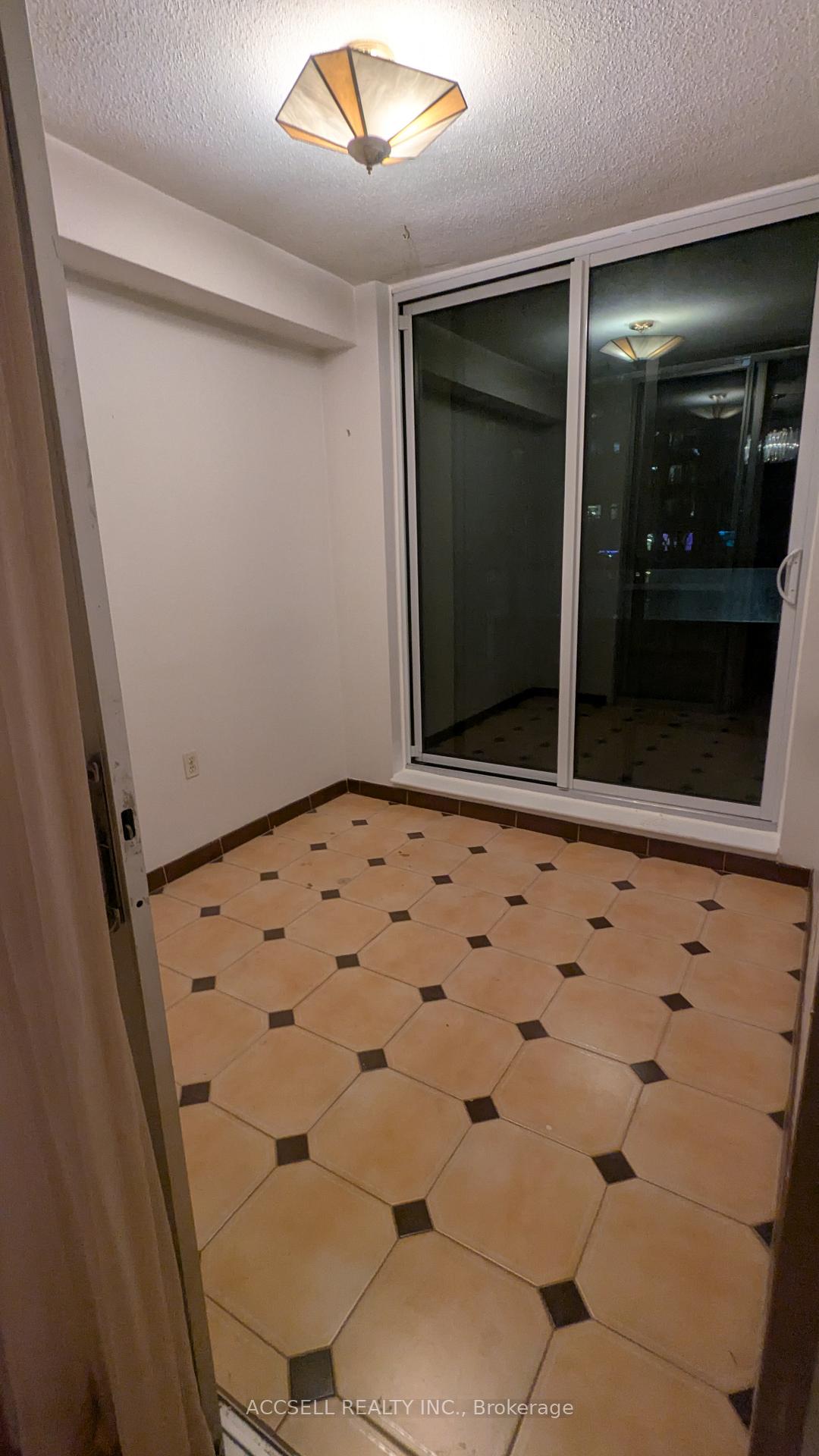 3 Bedrooms Condo at 15 La Rose, Toronto For sale