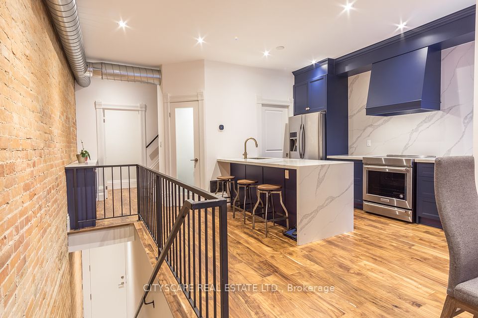 936 Dundas Street