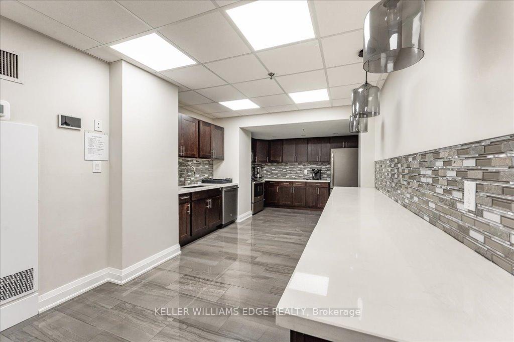 2 Bedrooms Condo at 1270 Maple Crossing, Burlington For sale