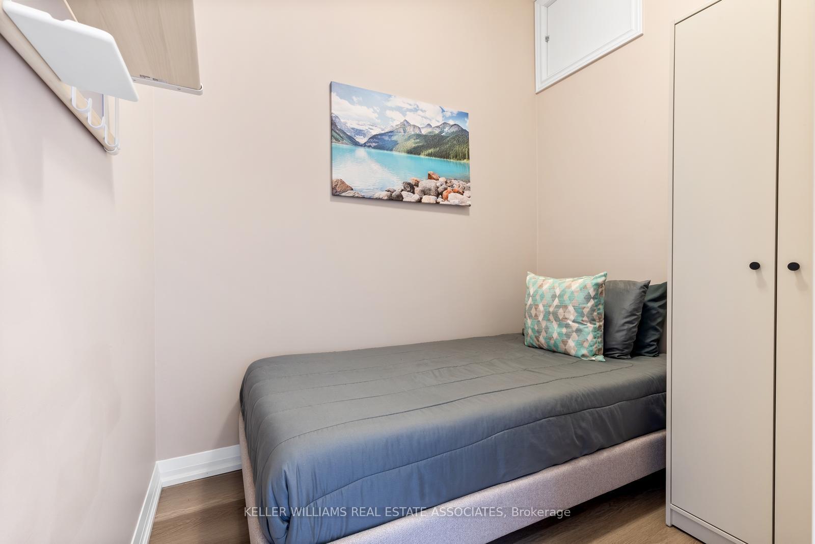 4 Bedrooms Condo at 5025 Four Springs, Mississauga For sale