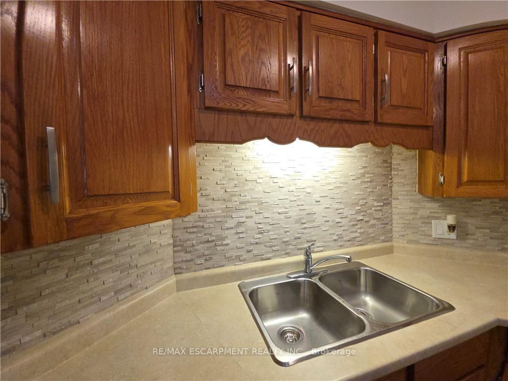2 Bedrooms Condo at 1 Szollosy, Hamilton For sale
