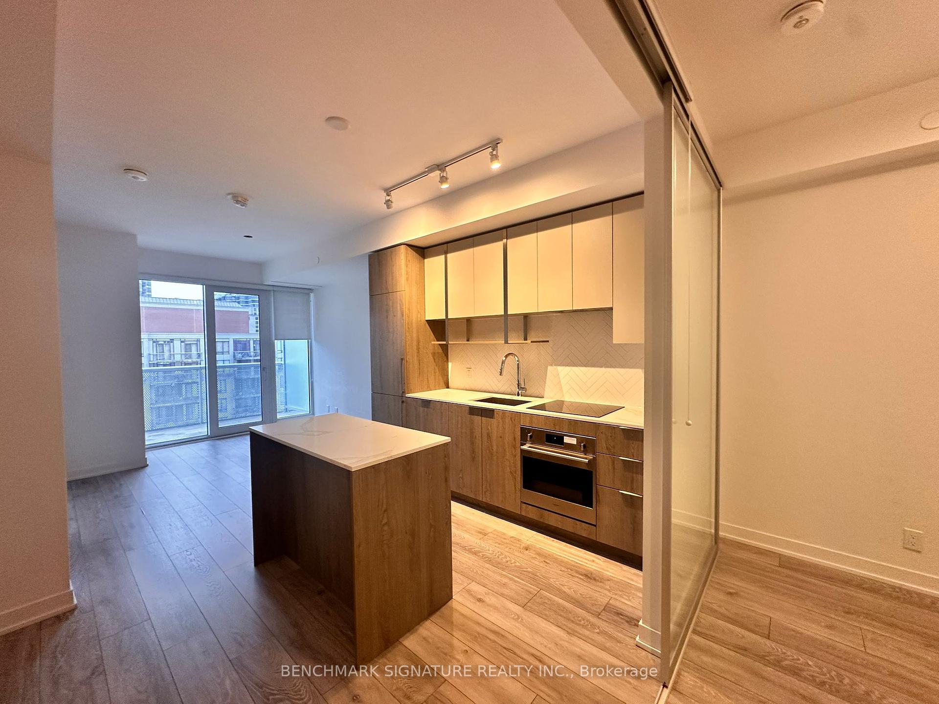 2 Bedrooms Condo at 15 Holmes, Toronto For sale