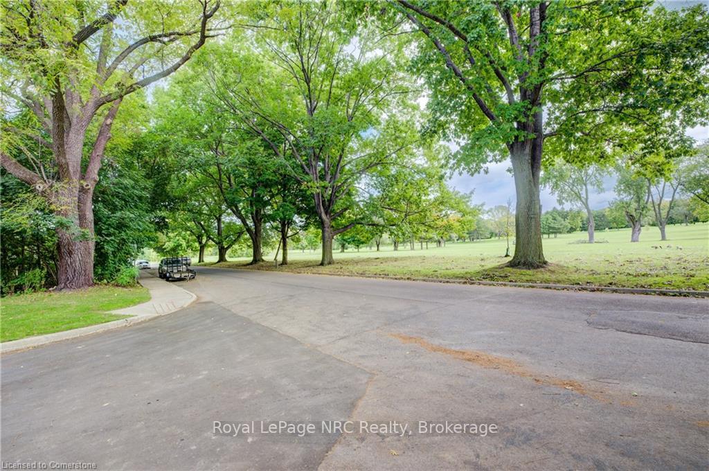 3 Bedrooms Condo at 120 Beddoe, Hamilton For sale