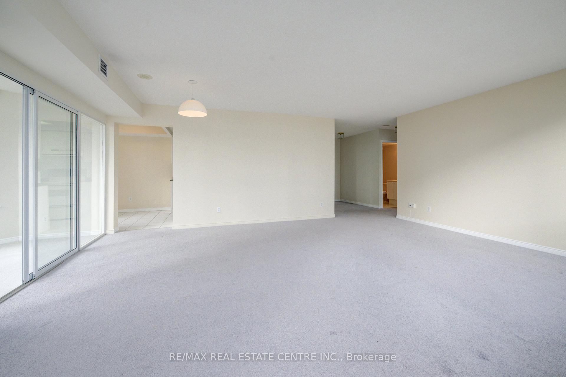 2 Bedrooms Condo at 135 Hillcrest, Mississauga For sale