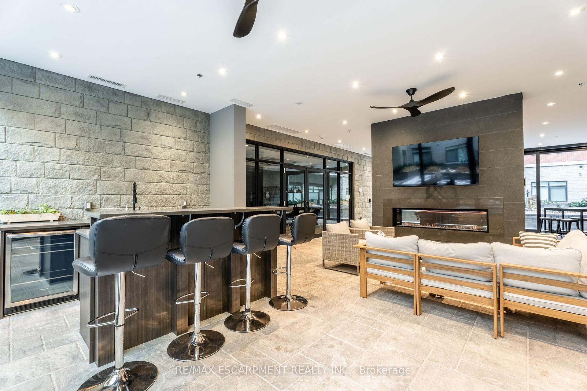 2 Bedrooms Condo at 1 Redfern, Hamilton For sale