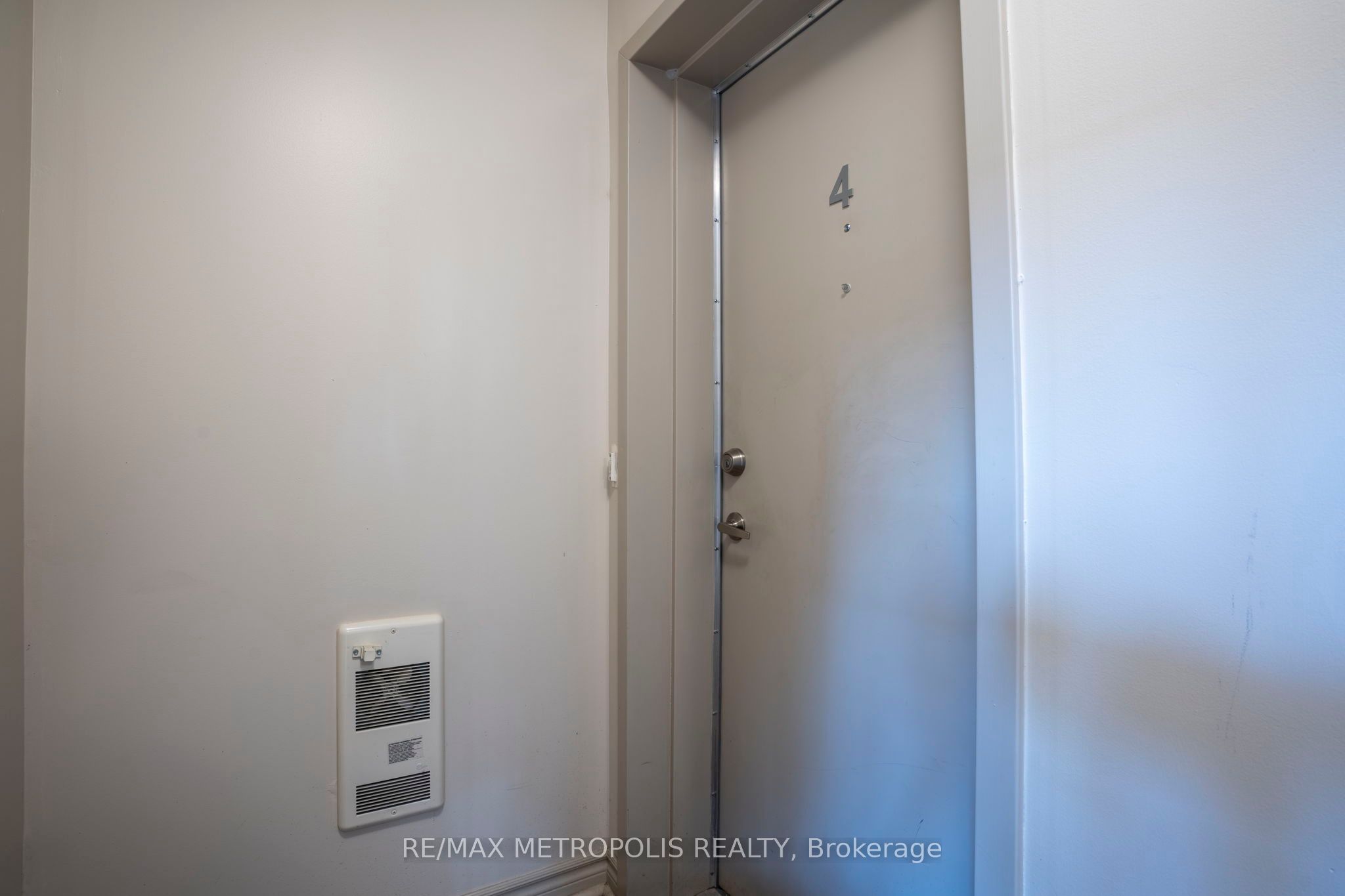 734 Neighbourhood Circle, #4