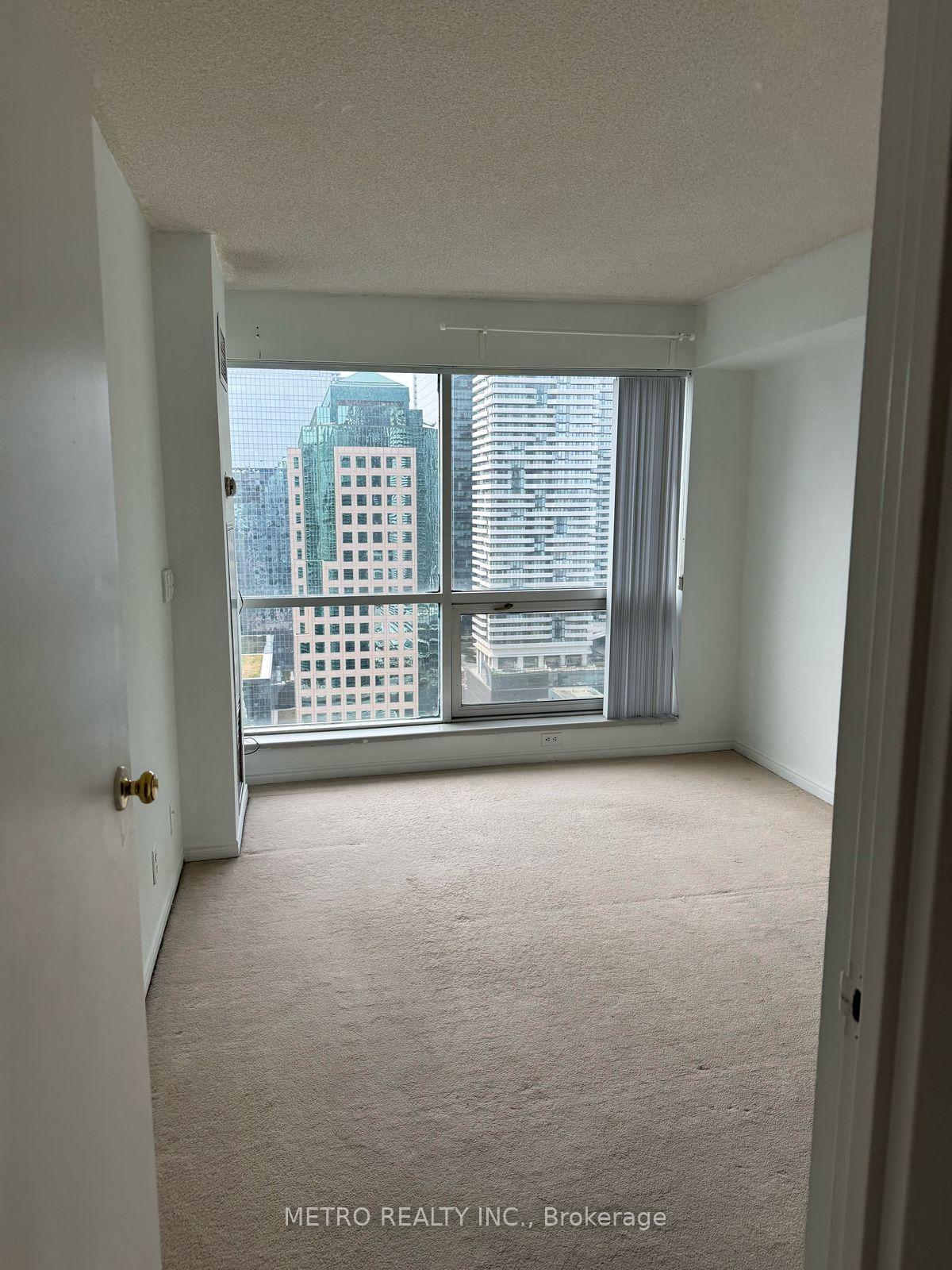 2 Bedrooms Condo at 10 Yonge, Toronto For sale