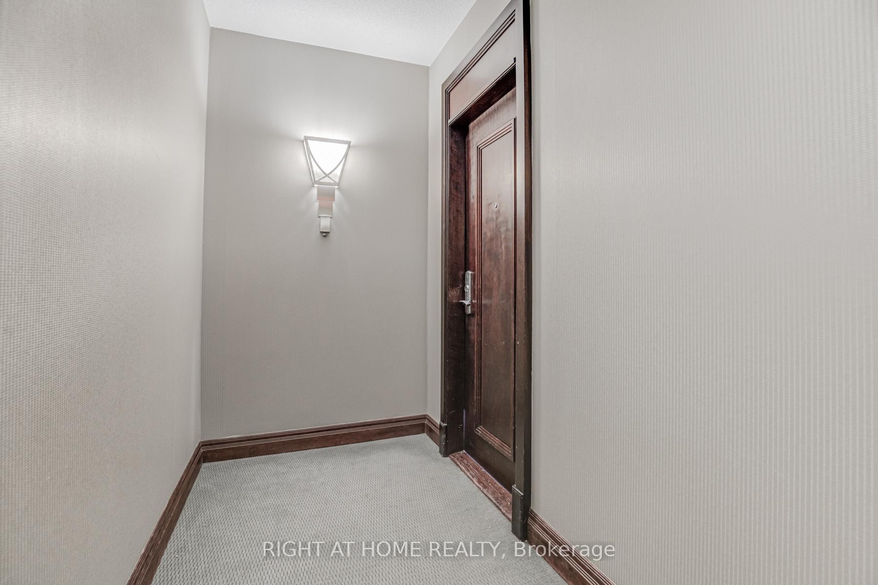 2 Bedrooms Condo at 35 Balmuto,  Toronto For sale