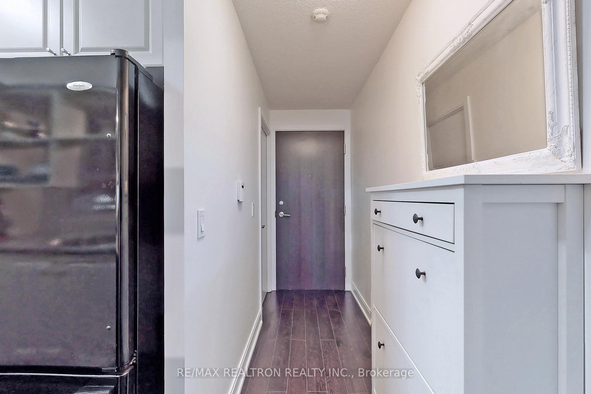2 Bedrooms Condo at 125 Village Green, Toronto For sale