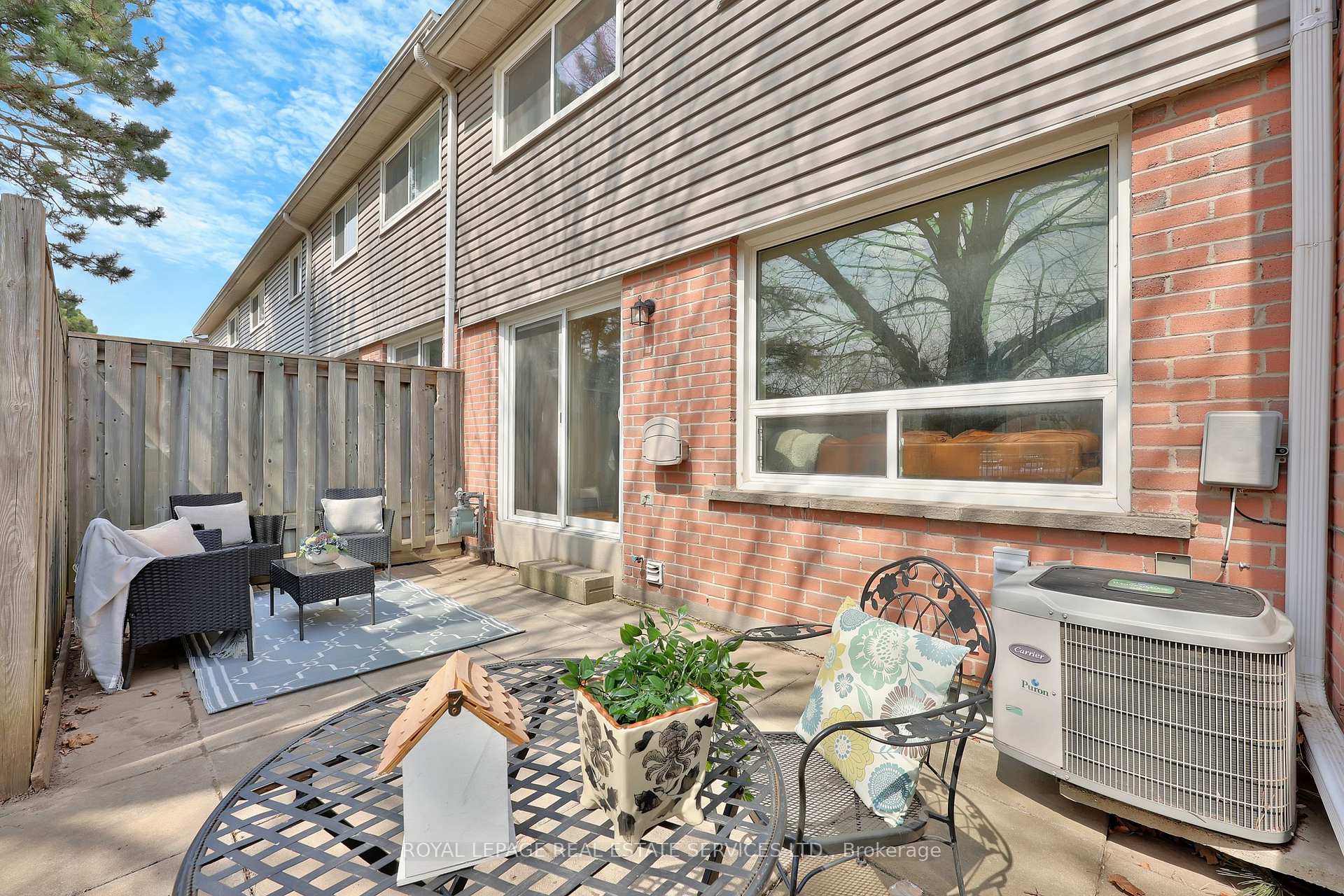 3 Bedrooms Condo at 3125 Fifth, Mississauga For sale