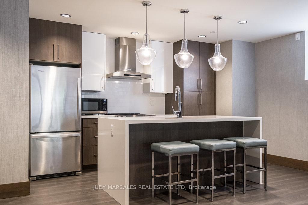 2 Bedrooms Condo at 16 Markle,  Hamilton For sale
