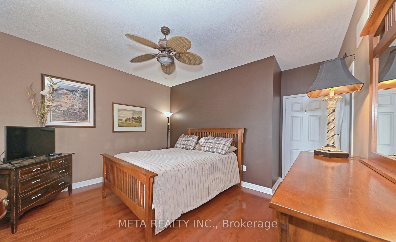 138 Van scott Drive N, #UPPER